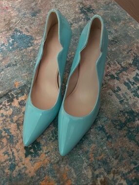 Women’s Pointed Toe Patent Pumps in Aqua
